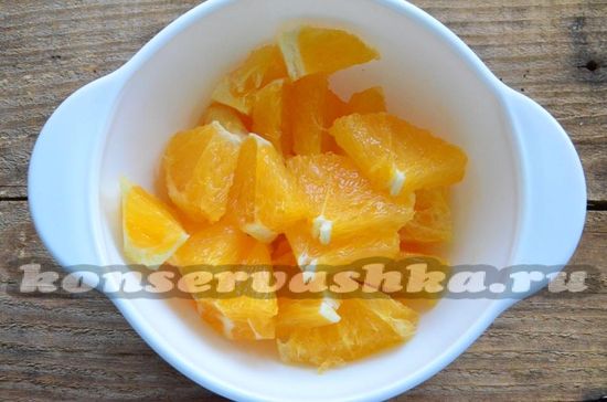 Нарезать апельсины