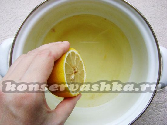 выдавливайте сок из половинки лимона