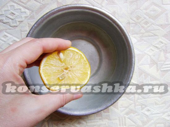 выдавливайте сок половинки лимона