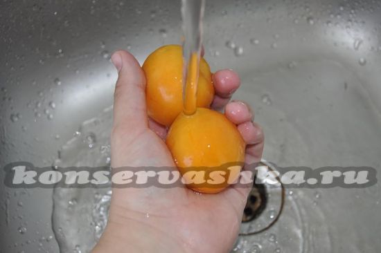 вымойте абрикосы