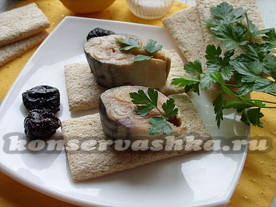 Соленая скумбрия с черносливом - рецепт с фото