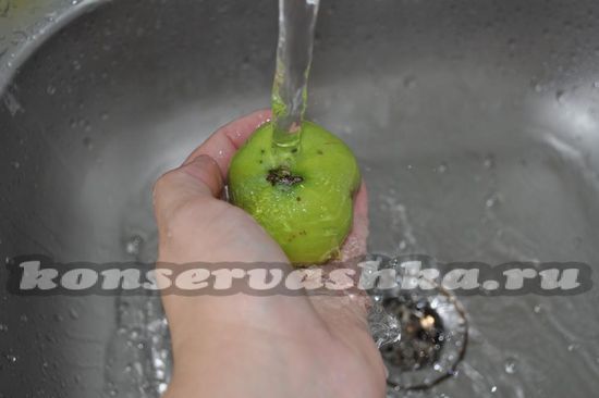 вымываем яблоки