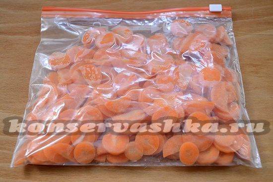 разложите морковь в пакеты