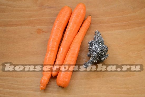 почистите морковь