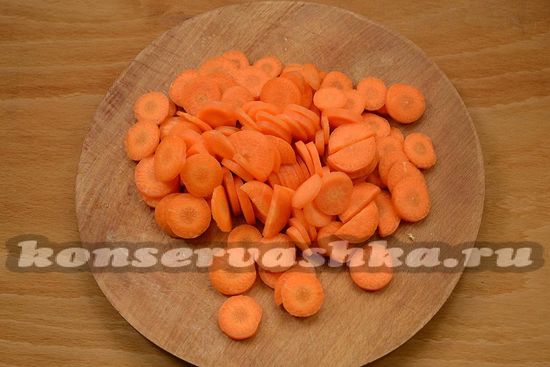 нарежьте морковь колечками