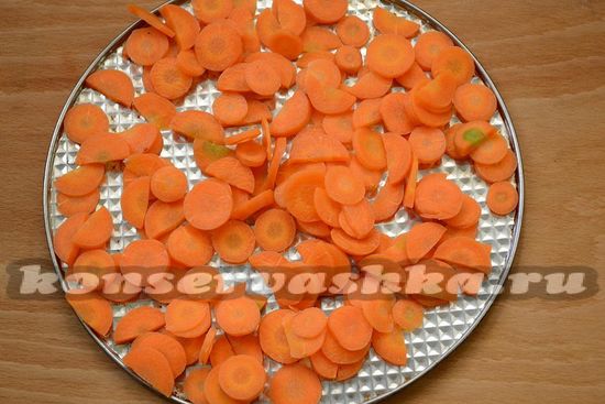 заморозьте морковь на подносе