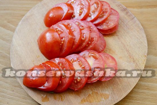 нарежьте помидоры