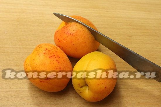 Разрезать абрикосы