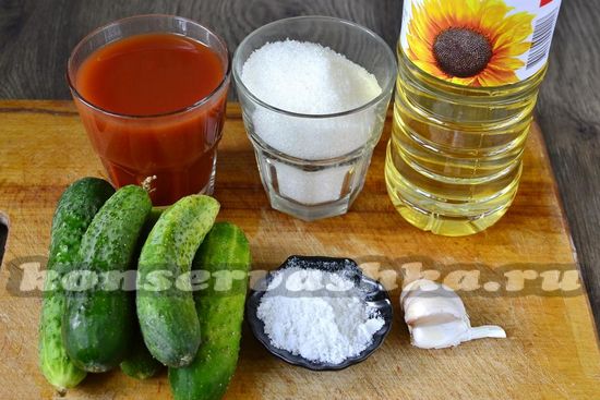 Ингредиенты для приготовления огурцов в томатном соке на зиму без стерилизации