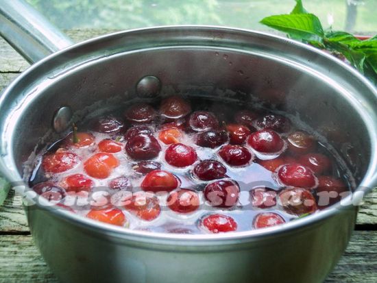 кипятим ягоды 7-10 минут
