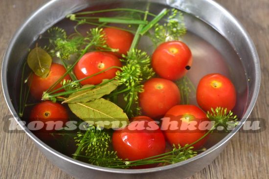 горячим маринадом заливаем подготовленные томаты