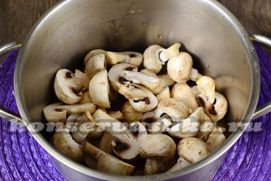 Кладём грибы в кастрюлю с маринадом