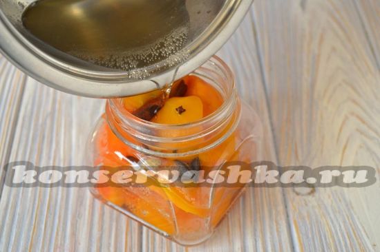 Залить персики сиропом