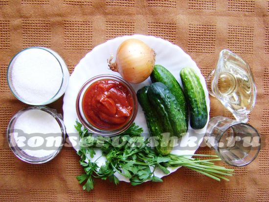 Ингредиенты для приготовления огурцов с кетчупом на зиму