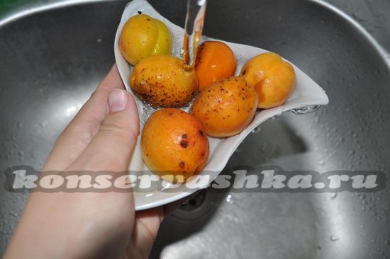 вымойте абрикосы