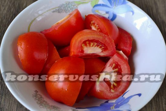 томаты нарезать