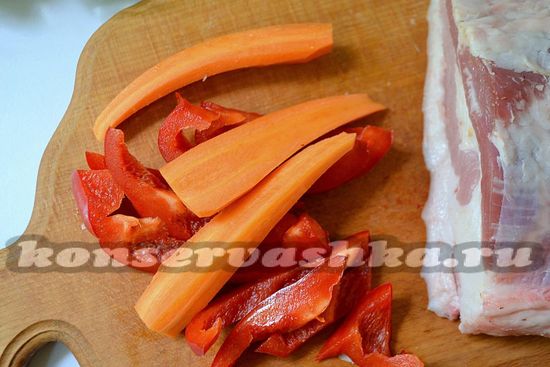 нарезать перец и морковь