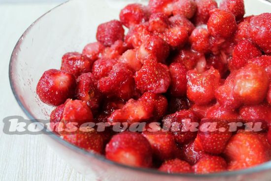 Перемешиваем ягоды