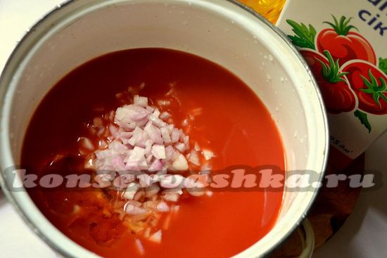 налейте томатный сок и всыпьте нарезанный лук