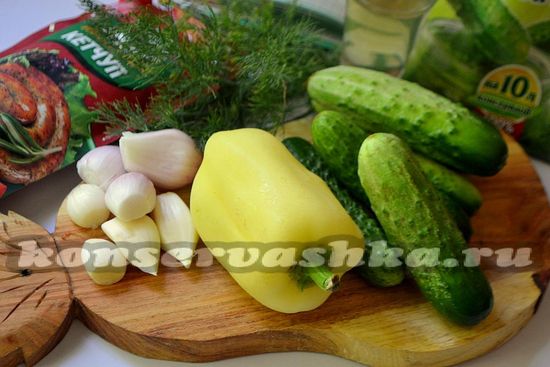 Ингредиенты для приготовления огурцов  с болгарским перцем в острой томатной заливке.