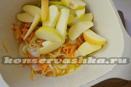 обжарьте морковку с луком, добавьте яблоки