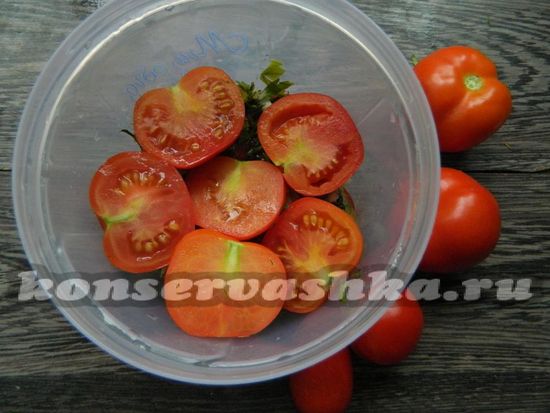 выложить помидоры