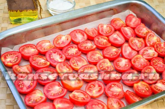 выложить половинки томатов на противень