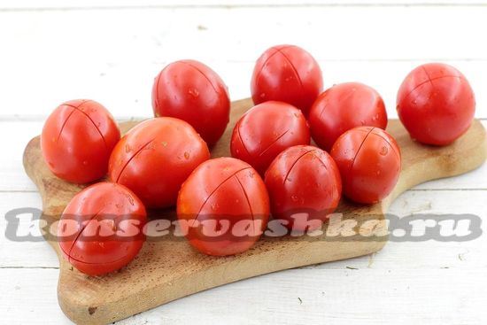 Надрезать помидоры