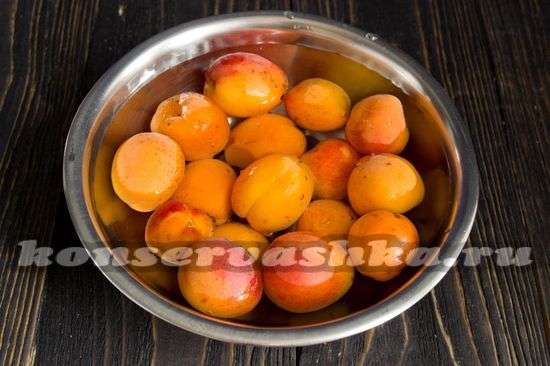 абрикосы обдаем кипятком