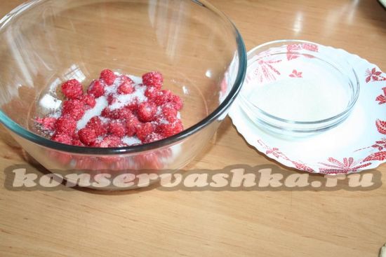 Пересыпаем ягоды половиной нормы сахарного песка