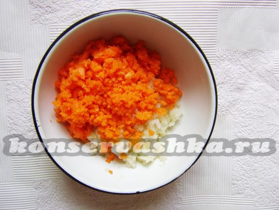 соединить капусту и морковку