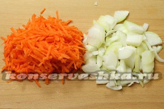 трем морковь, нарезаем лук