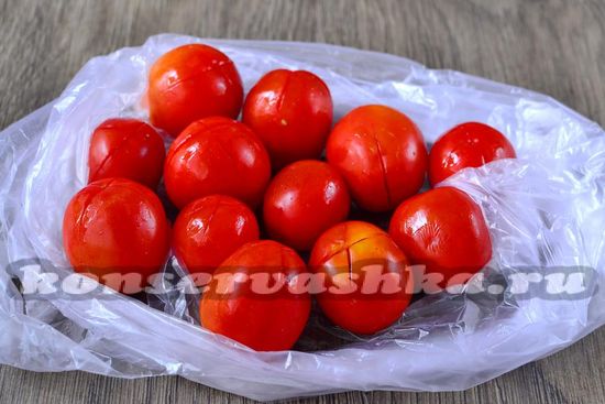 кладём подготовленные томаты