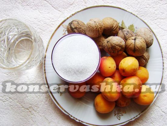 ингредиенты для приготовления абрикосового варенья с орешками
