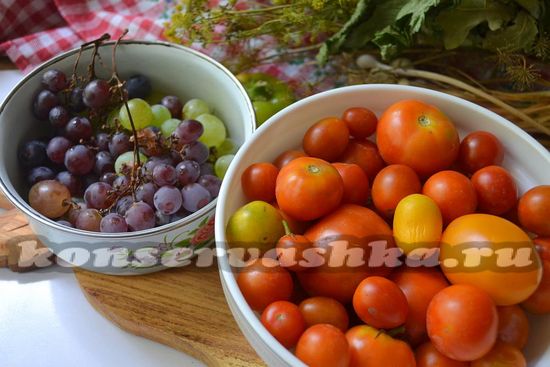 Ингредиенты для приготовления пряных томатов с виноградом