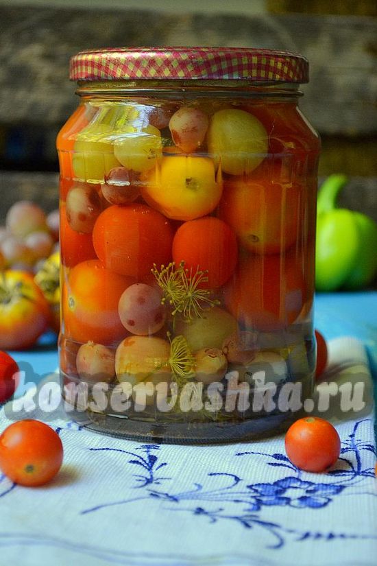 рецепт пряных томатов с виноградом на зиму. 