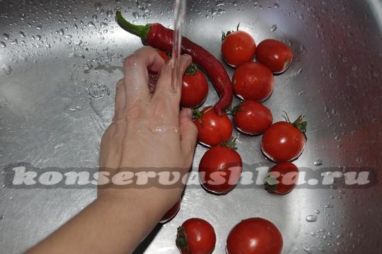 вымойте помидоры