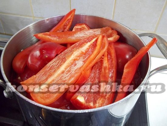 Перцы помещены в кастрюлю с томатом 
