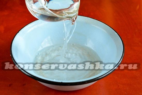 Налить воду в миску