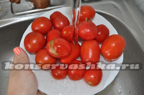 вымойте помидоры