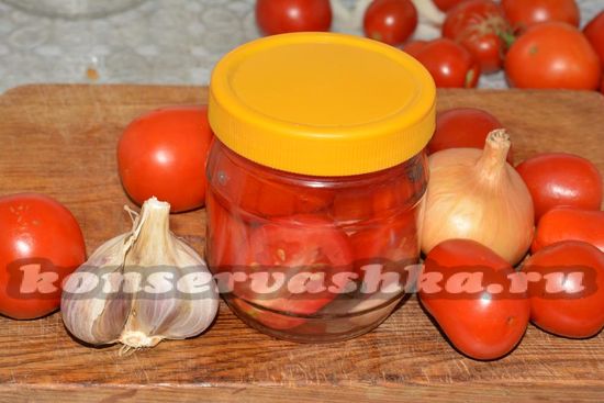 Консервированные помидоры дольками с луком и чесноком на зиму: рецепт с фото