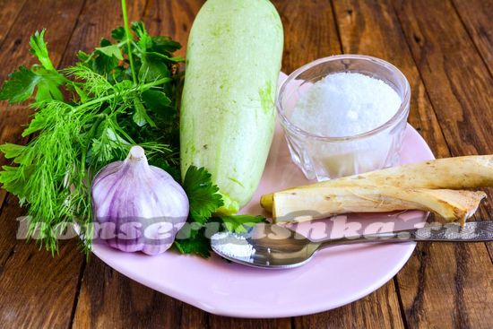 Ингредиенты для приготовления салата из кабачков с зеленью и чесноком на зиму