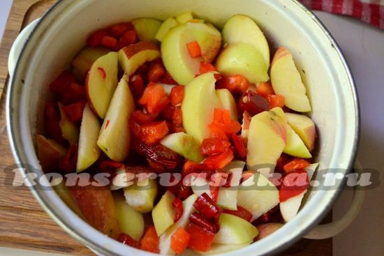 Добавить яблоки в кастрюлю