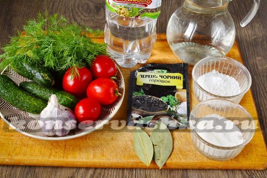 Ингредиенты для приготовления ассорти и з огурцов и помидоров