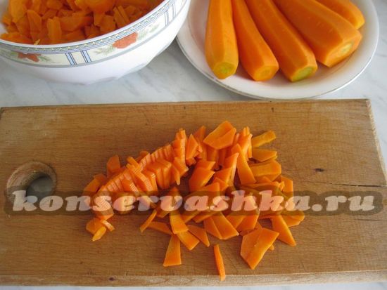 Мелко режем морковь