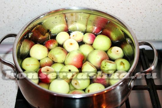 Бросаем яблоки в кипящую воду