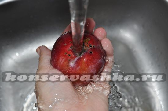 вымываем яблоки