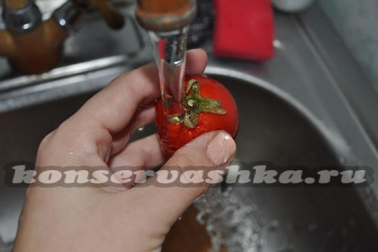 вымыть томаты