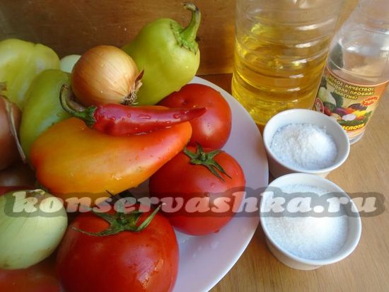 Ингредиенты для закуски из перца, лука и помидоров