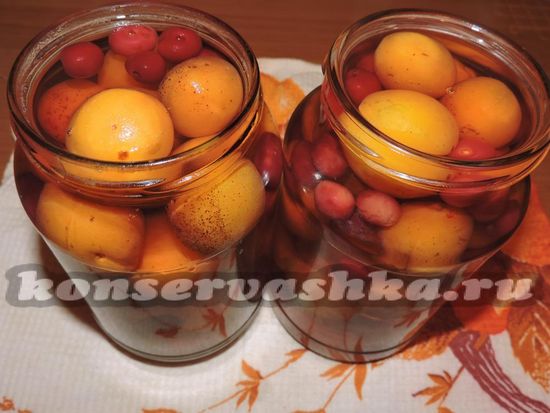 Горячим сиропом заливаем фрукты и ягоды.